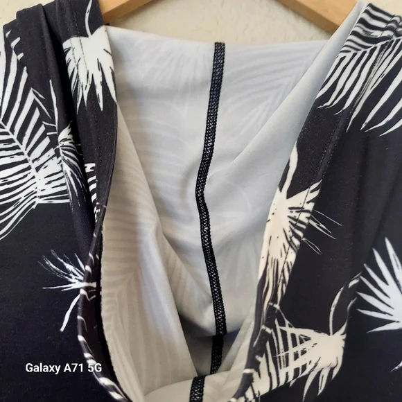 Hurley Womens Full Zip Long Sleeve Hooded Black White Floral Rashguard Sz S - Picture 10 of 16